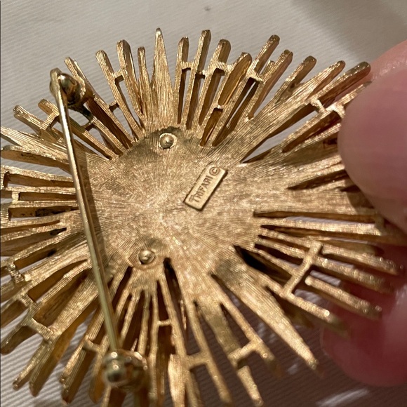 Trifari Ruby Red Starburst Brooch Vintage - Picture 2 of 5